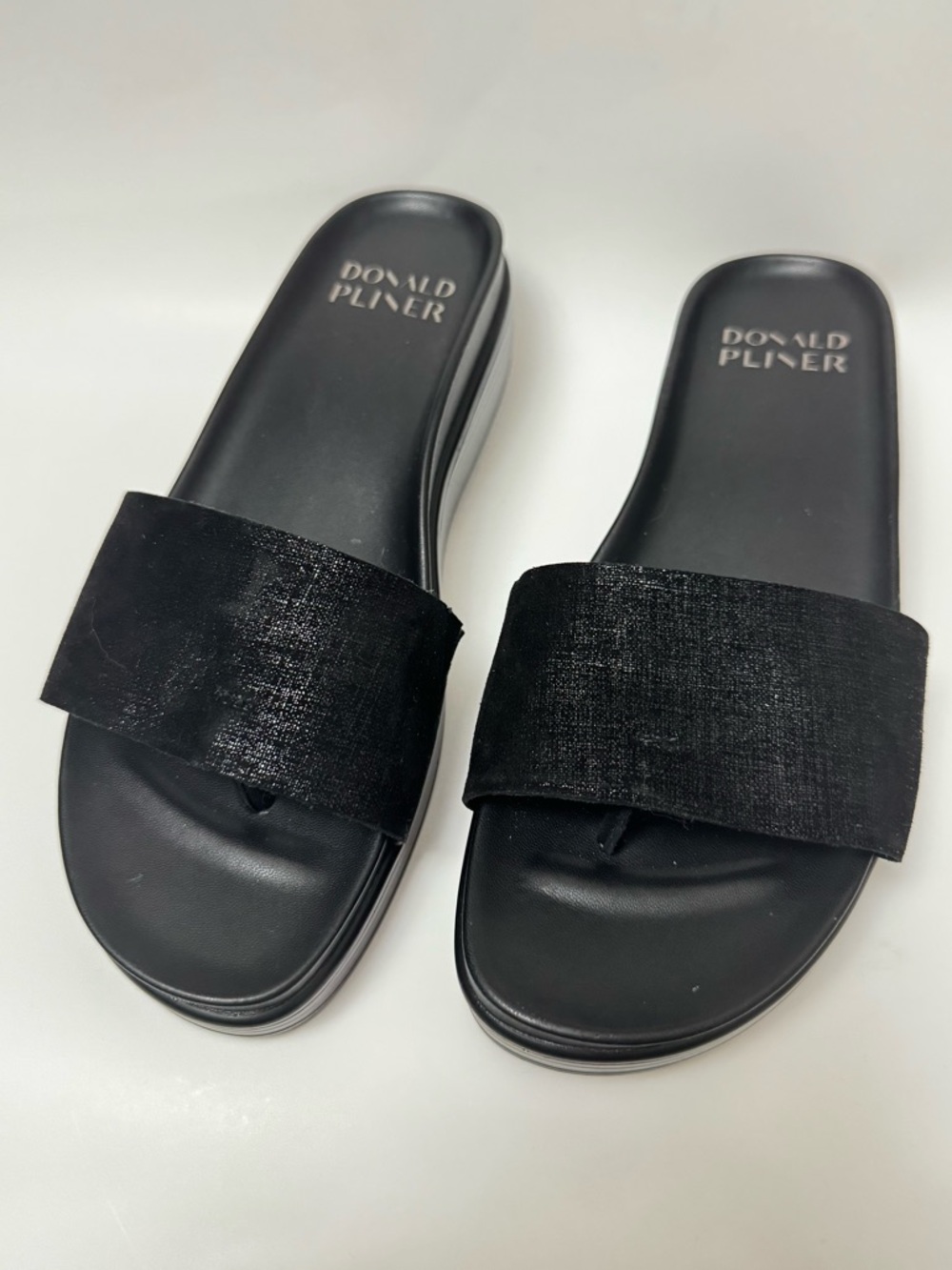 Brand New! Donald Pliner Black Leather Slide/Thong/Sandal Platform in size 7 - Picture 4 of 13